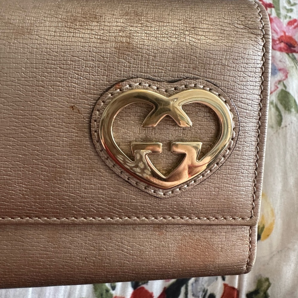 Authentic Gucci Lovely Heart Gold Wallet. - Picture 13 of 14